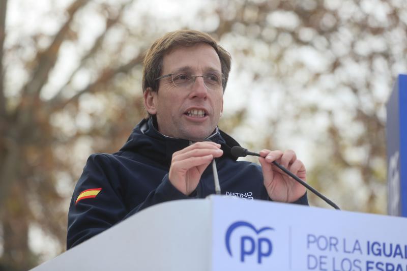 El alcalde de Madrid, José Luis Martínez- Almeida interviene en la manifestación contra la amnistía.