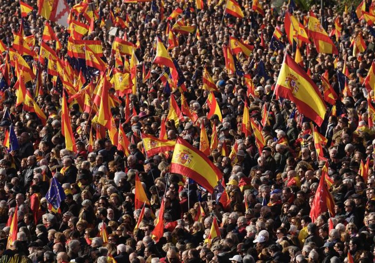 Imagen principal - Imágenes de los manifestantes en el Templo de Debod.