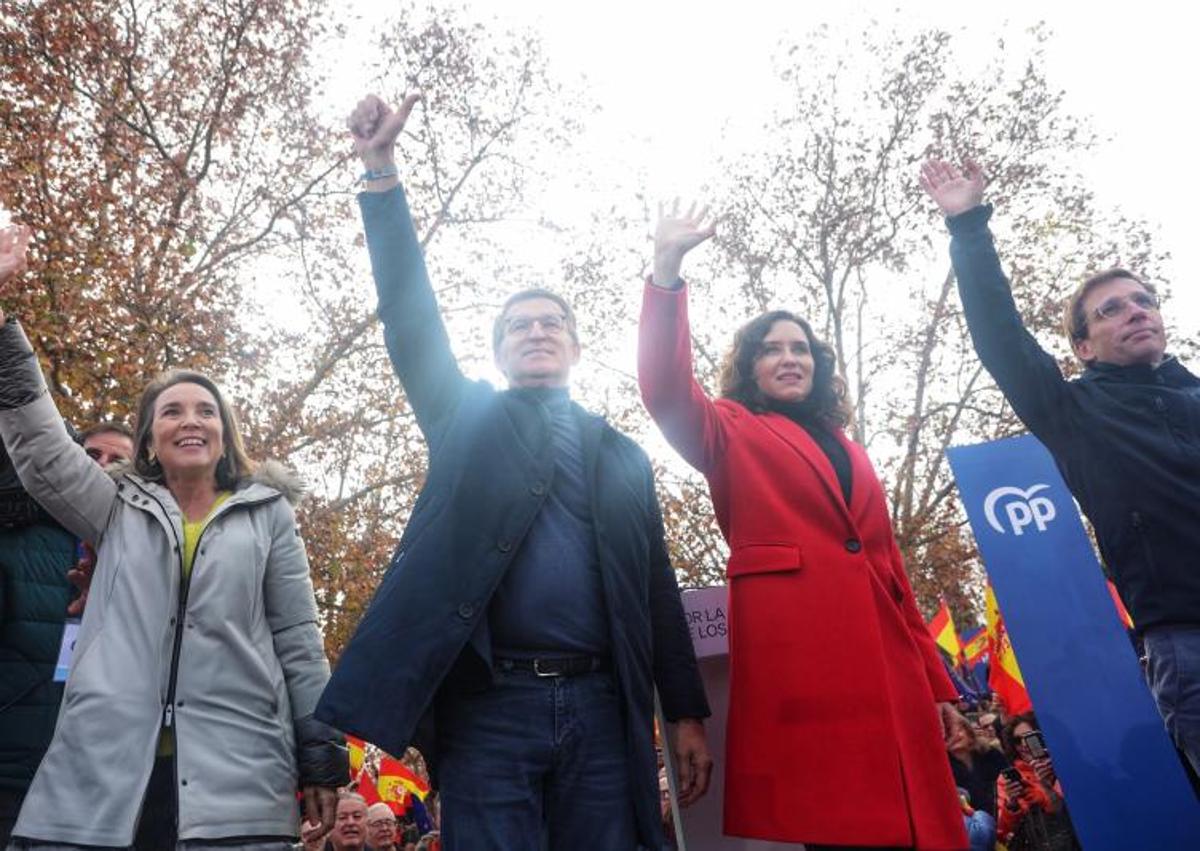 Imagen secundaria 1 - Imágenes de la manifestación en Madrid.