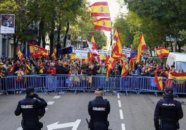 Un millar de personas protestan frente a Ferraz tras la manifestación del PP