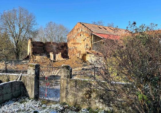 La granja familiar donde vivía Valentin con sus padres sufrió importantes daños en el incendio.