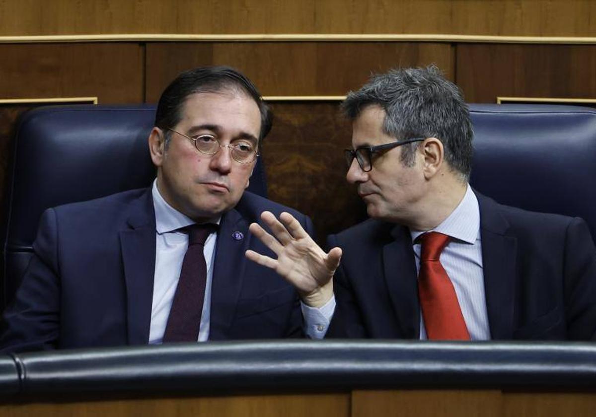 Los ministros José Manuel Albares y Félix Bolaños dialogan en el Congreso.