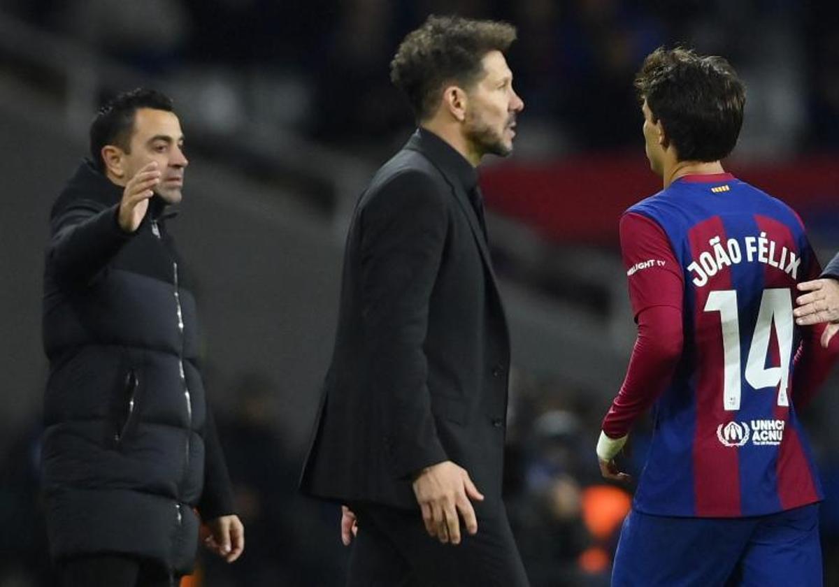 Joao Félix, junto a Xavi y Simeone durante el Barça-Atlético del domingo.