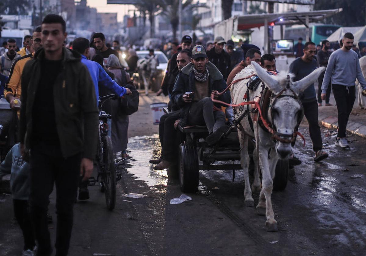 Los palestinos salen de la ciudad de Yan Yunis, en el sur de Gaza, ante la incursión del ejército de Israel