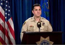 Dori Koren, subjefe de la Policía de Las Vegas, ofrece detalles del operativo en rueda de prensa.