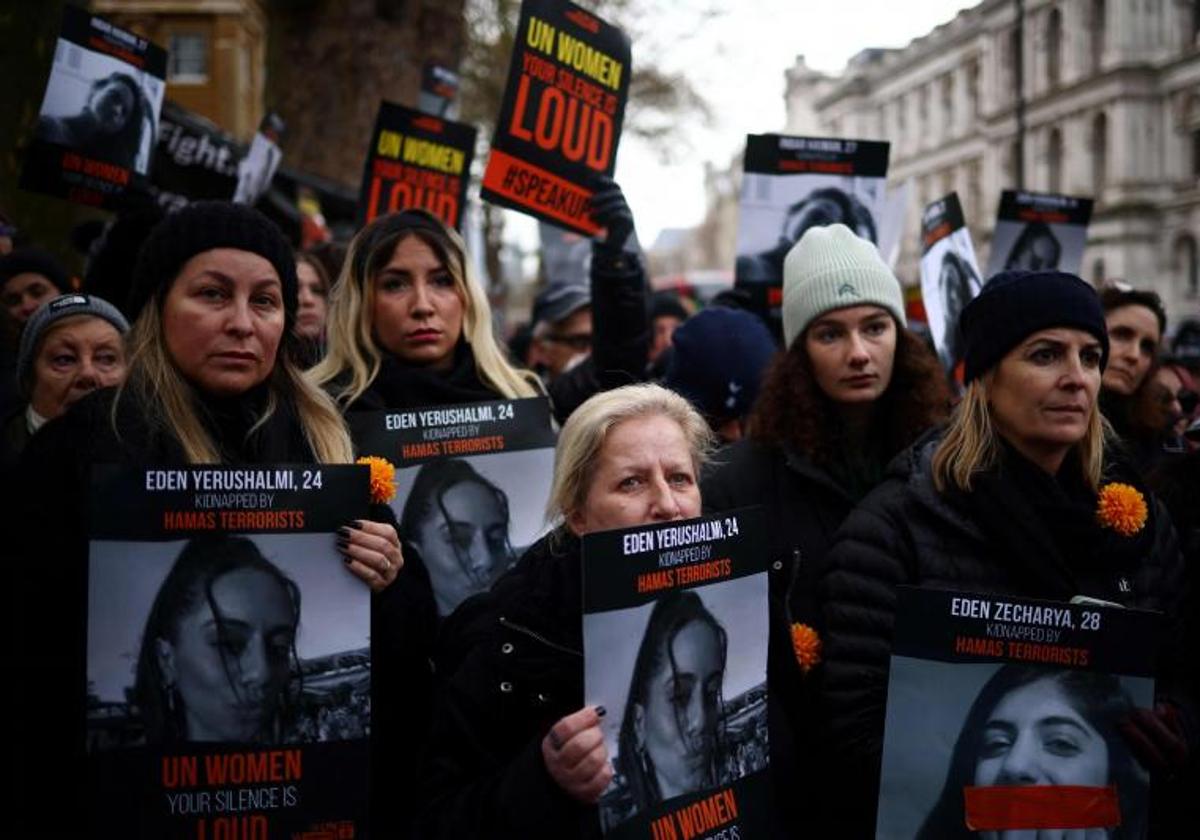 Manifestantes denuncian una conspiración de silencio sobre presuntos crímenes sexuales cometidos por Hamás contra mujeres israelíes secuestradas.