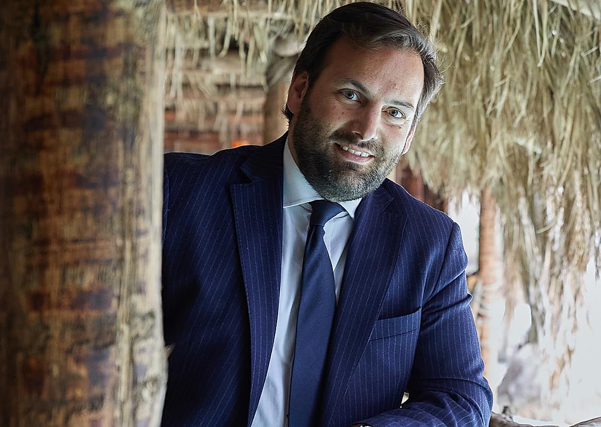 Imagen secundaria 1 - Tony Arellano pertenece a la quinta generación de una familia de artesanos espaderos toledanos. En Puy du Fou es Antonio de Vivar. A la drecha, una artesana del obrador Santo Tomé, de Toledo, elabora mazapán tradicional en su puesto de Puy du Fou. A la izquierda, Maese Alfonso es el amanuense iluminador del parque, que tiene un taller de caligrafía e ilustración.