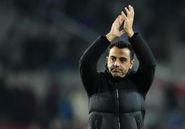 Xavi Hernández aplaude al público de Montjuic tras la victoria ante el Atlético.