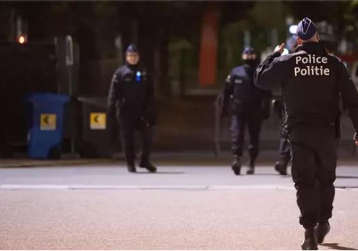 Miembros de la Policía patrullan por una calle de Bruselas, en una imagen de archivo.