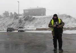 Un hombre se protege del frío en la sierra de Madrid.