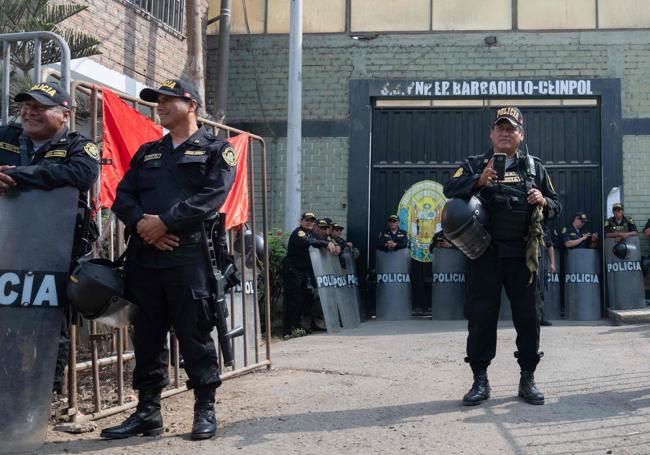 Varios policías refuerzan la seguridad en el penal Barbadillo, donde está recluído el expresidente