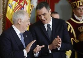 El presidente del Gobierno, Pedro Sánchez, conversa con el presidente del Tribunal Constitucional, Cándido Conde-Pumpido, durante la celebración del Día de la Constitución.