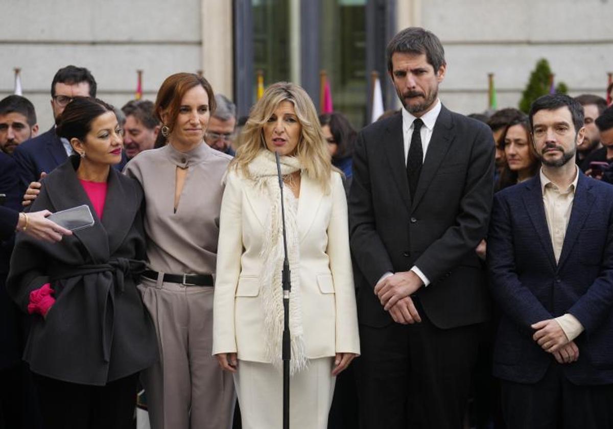 La líder de Sumar, vicepresidenta segunda y ministra de Trabajo y Economía Social Yolanda Díaz (c), acompañada de los ministros y diputados de su grupo Sira Rego (i-d), Mónica García, Ernest Urtasun y Pablo Bustindy.