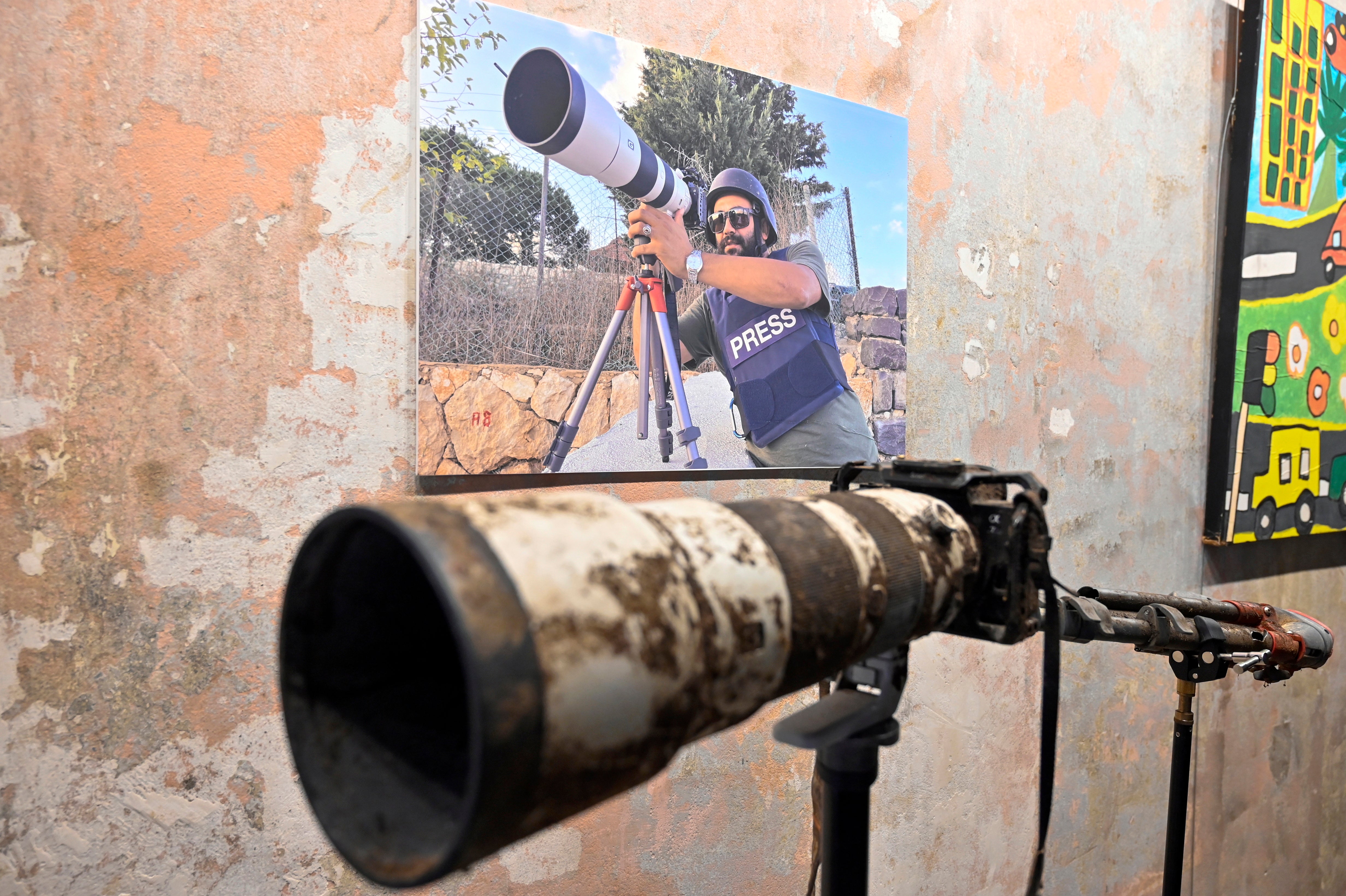 Fotografía de Issam Abdallah, junto a su material fotográfico.