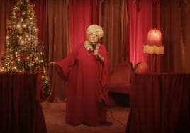 Brenda Lee, en el vídeo promocional de su canción navideña.