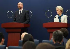 La presidenta de la Comisión Europea, Ursula von der Leyen, y el máximo responsable del Consejo Europeo, Charles Michel, en rueda de prensa en Pekín.