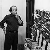 El escritor Javier Marías, frente a varios de sus libros traducidos, en Madrid, en 2017.