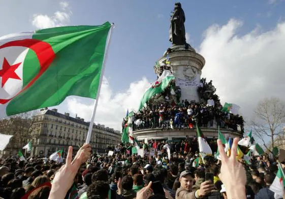 Una manifestación argelina en la plaza de la República en París.