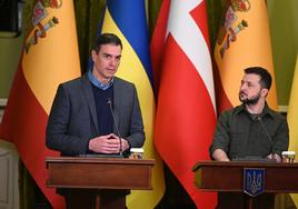 El presidente del Gobierno, Pedro Sánchez, y el presidente de Ucrania, Volodimir Zelenski.