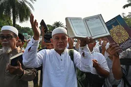 Protesta de musulmanes en Jakarta contra la quema del Corán en países europeos.