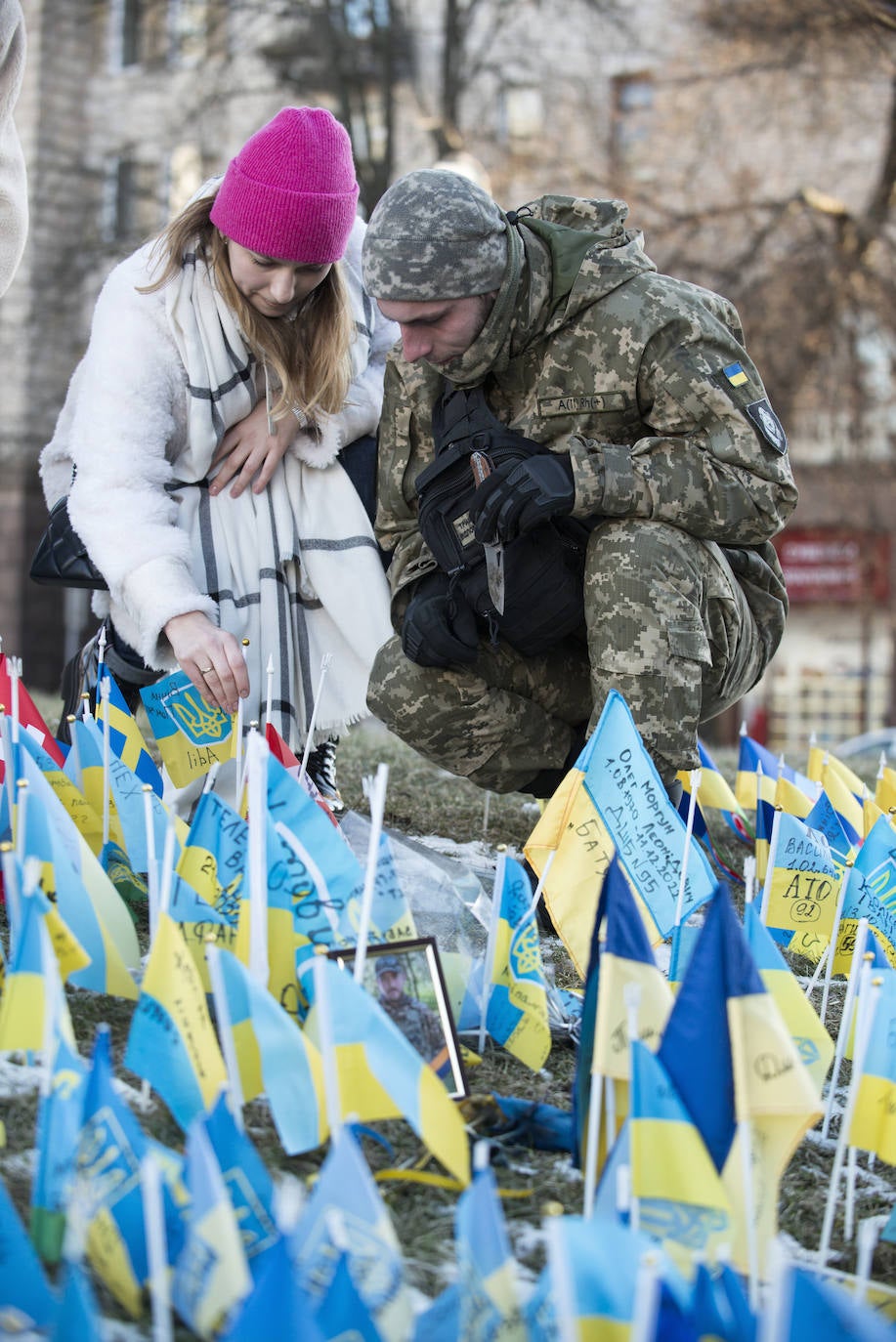 Imagen - Civiles y militares rinden homenaje a los muertos en Kiev.