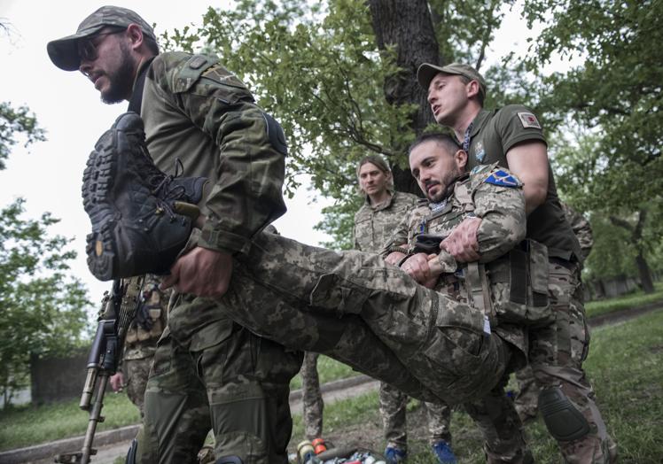 El famoso músico Taras Topolia durante una sesión de entrenamiento militar.