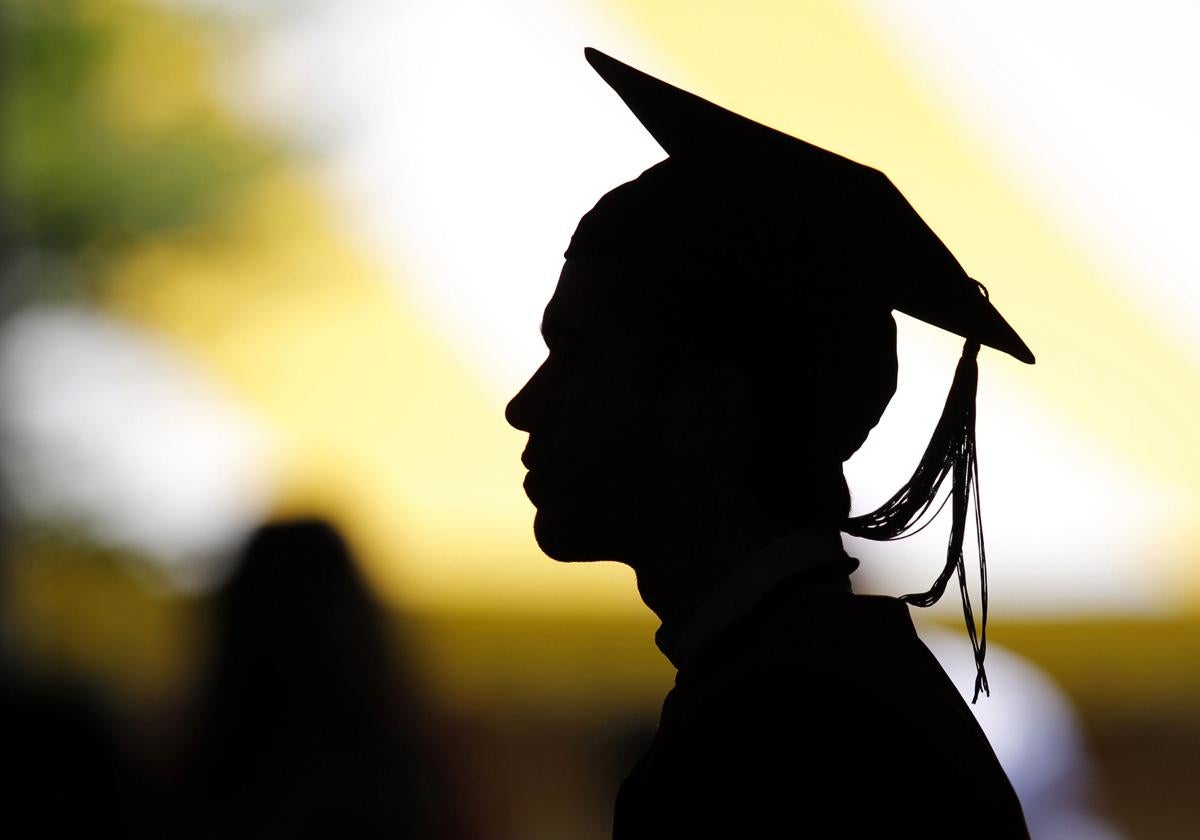 Imagen de un universitario estadounidense en una ceremonia de graduación.