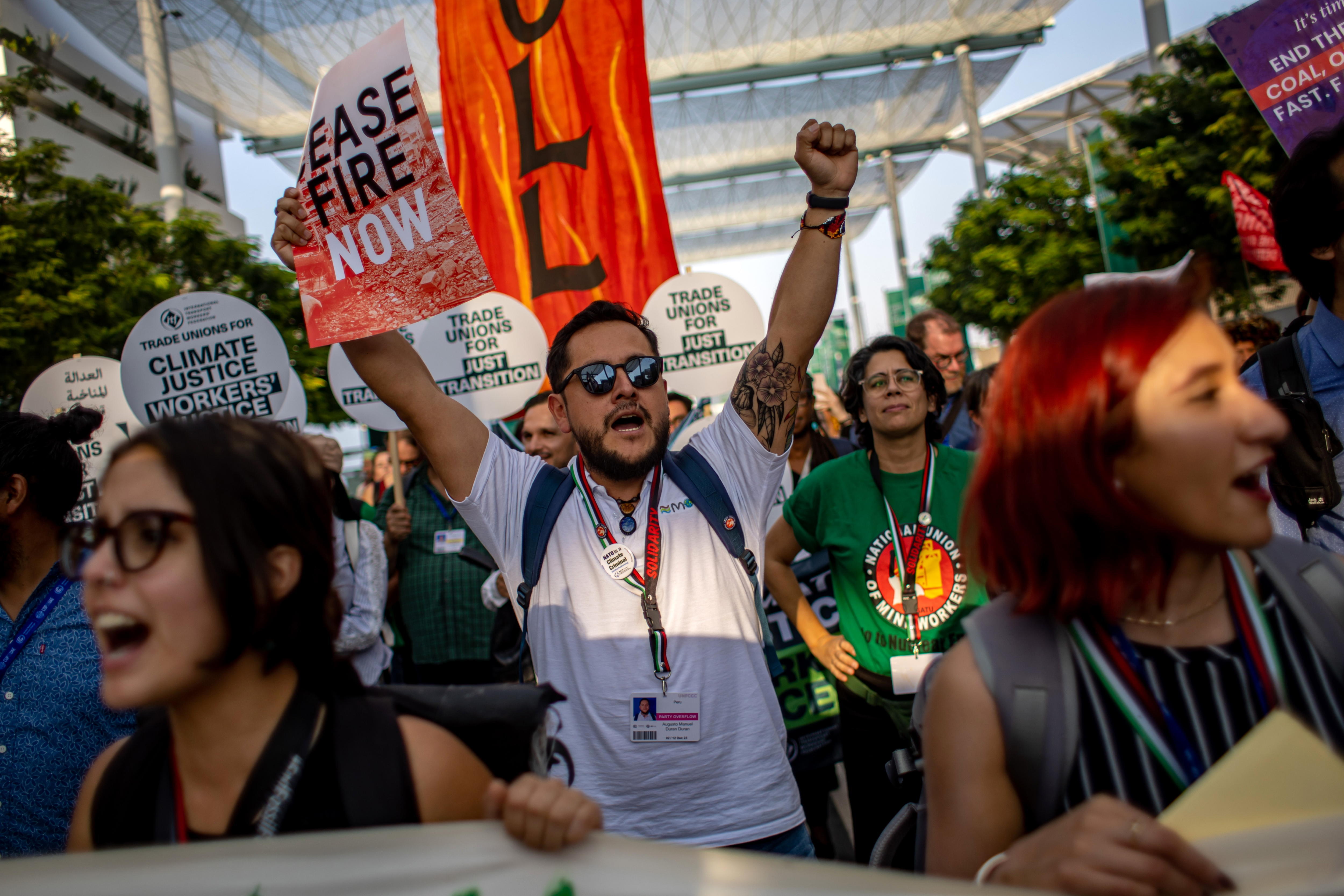 Manifestación en la cumbre del clima de Dubái.