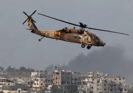 Un helicóptero israelí sobrevuela el sur de la Franja de Gaza, centro ahora de la ofensiva de Tel Aviv.