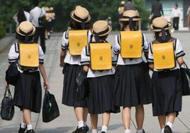 Francia ensayará el uniforme obligatorio en la escuela para fomentar «orden, valores y respeto»