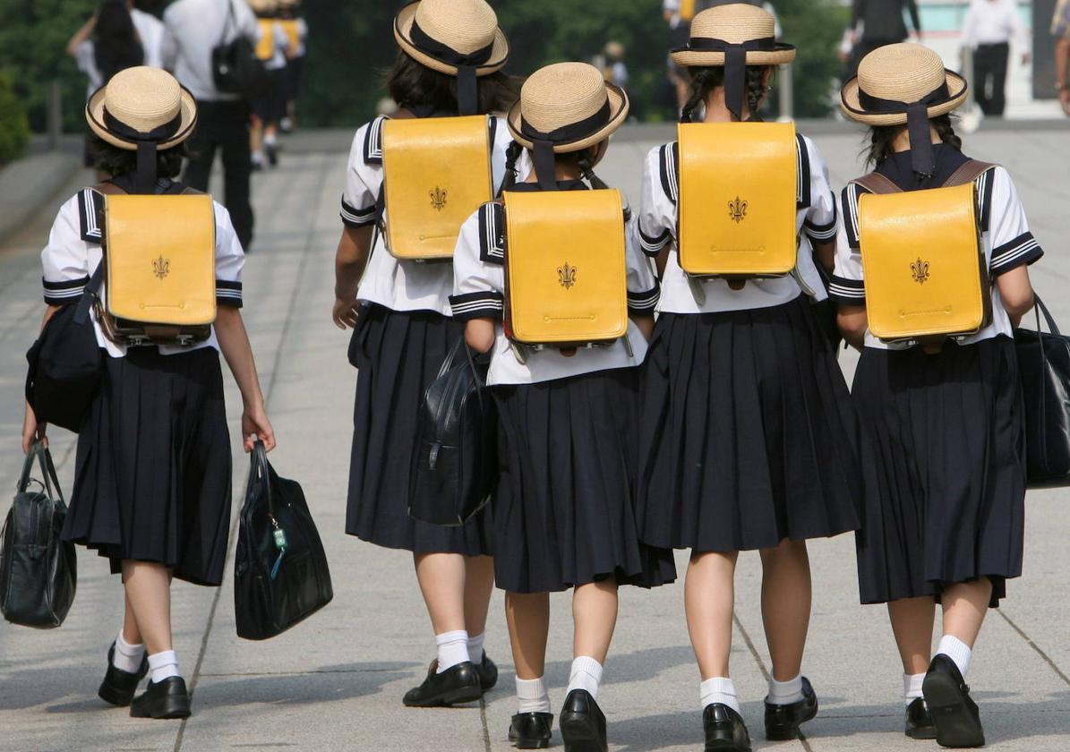 Francia ensayará el uniforme obligatorio en la escuela para fomentar «orden, valores y respeto»