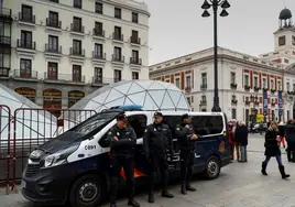 Efectivos policiales patrullan la Puerta del Sol de Madrid, uno de los lugares de mayor aglomeración de personas en Navidades