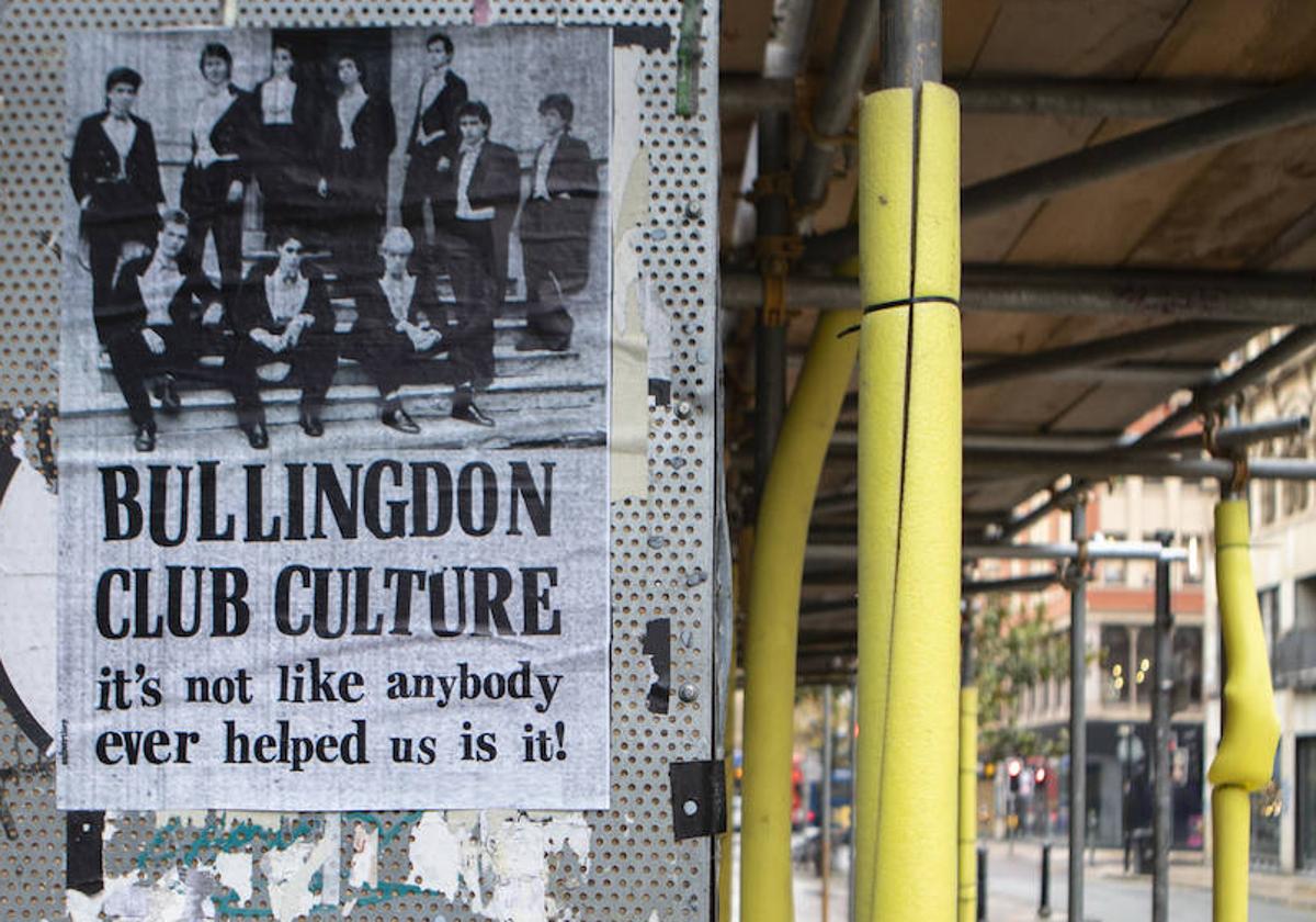 Un cartel se burla de la foto del Bullingdon Club, en la que aparecen Cameron y Johnson.