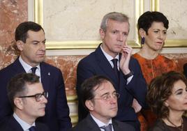 La ministra Montero, el extremo inferior derecho de la foto, con los barones del PP Moreno y Rueda en la fila tras ella el Día de la Constitución.