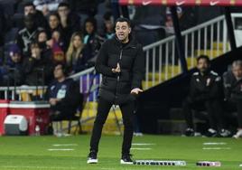 Xavi Hernández da indicaciones durante el Barcelona-Girona.