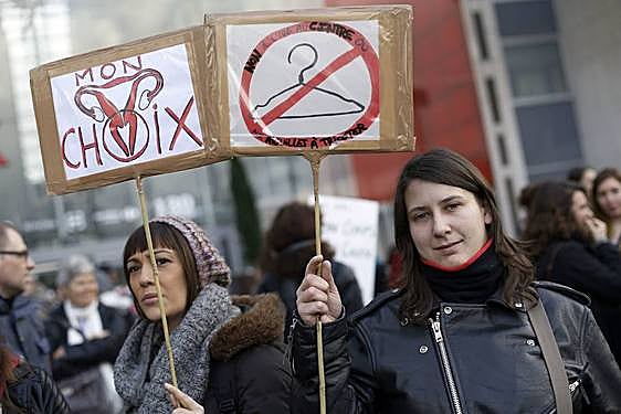 Francia quiere garantizar el derecho al aborto en su Constitución