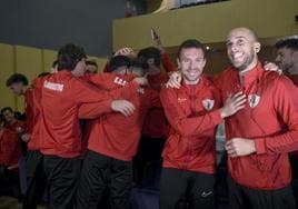 Los jugadores de la UD Barbastro después de conocer que se enfrentarán ante el FC Barcelona en el partido de dieciseisavos de final de la Copa del Rey .