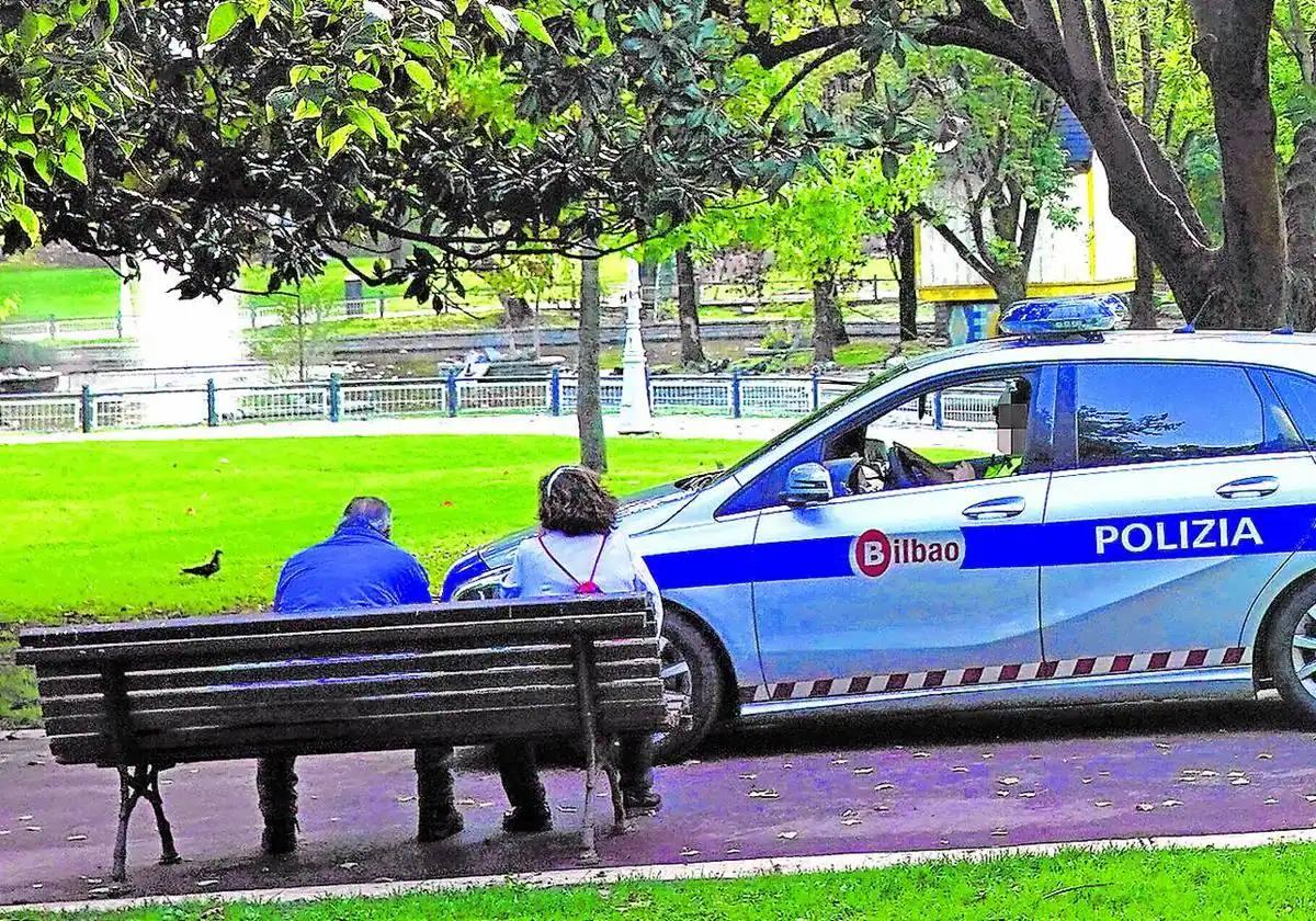 Un coche patrulla recorre el parque de Doña Casilda horas después de la paliza que le dieron cinco jóvenes en octubre de 2022.
