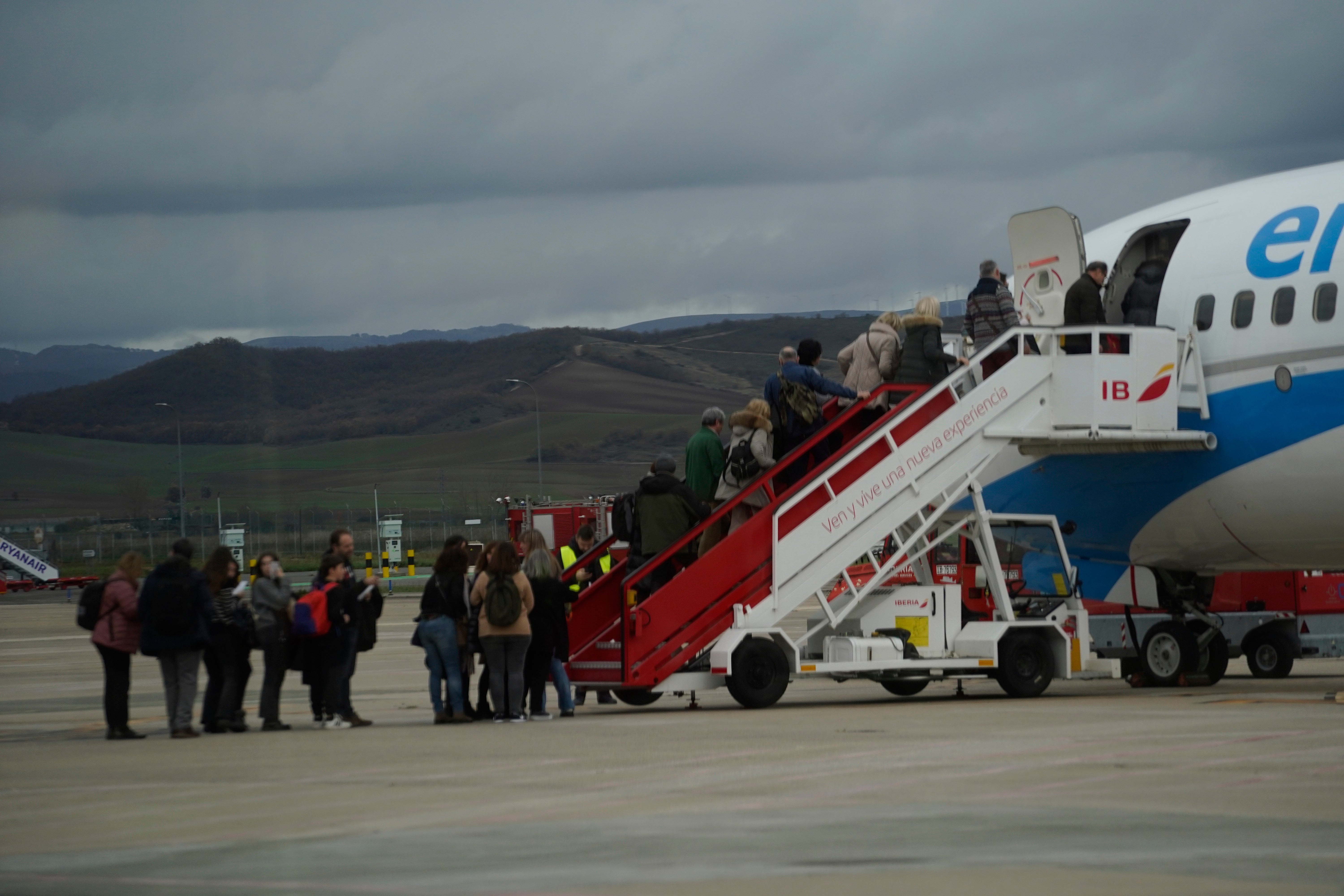 Imagen de pasajeros accediendo a un avión.