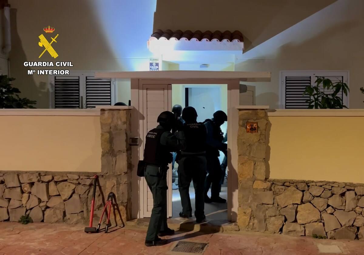 Un grupo de guardias civiles asalta la casa de uno de los delincuentes.