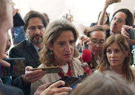 Teresa Ribera atiende a los medios antes del plenario final de la COP28.