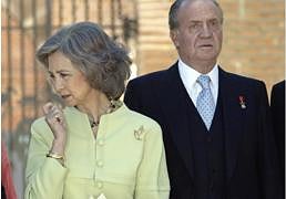 Cuándo dejaron los eméritos de hacerse foto oficial para su felicitación de Navidad: separados, enfadados y sin disimulos