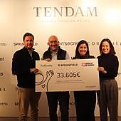 Responsables de la ONG Sonrisas de Bombay con el cheque recibido del plan Involucrados, de Tendam, para su proyecto de parvularios en la ciudad india.