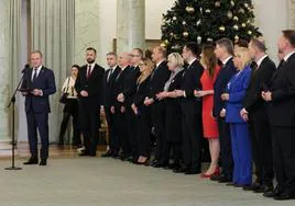 El primer ministro polaco, Donald Tusk, y los miembros de su nuevo gabinete durante la ceremonia de nombramiento celebrada este miércoles en Varsovia.