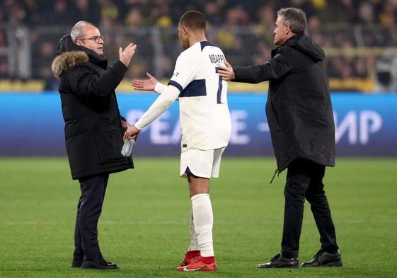 Luis Enrique saluda a Mbappé tras la agónica clasificación del PSG.