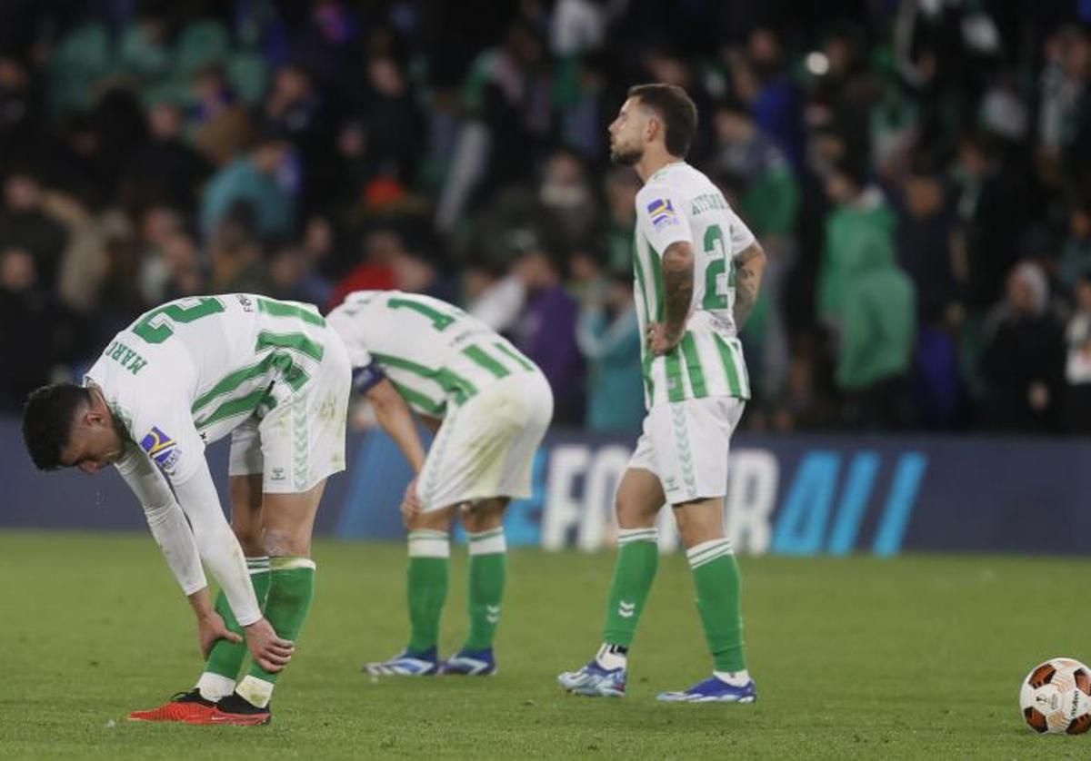 Abatimiento entre los jugadores del Betis tras el KO en la Europa League.