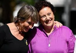 Kathleen Folbigg (derecha) y su amiga Tracy Chapman (izquierda) llegan este jueves al Tribunal de Apelación Penal de Nueva Gales del Sur en Sydney, Australias.