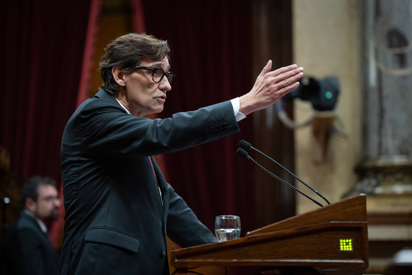 Salvador Illa, líder del PSC, interviene en el Parlament.