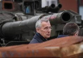 El secretario general de la OTAN, Jens Stoltenberg, visita una exposición que muestra vehículos militares rusos destruidos