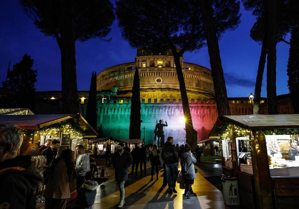 Los jardines del castillo Sant'Angelo se han llenado de puestos y motivos navideños por la fiesta de las juventudes de FdI.